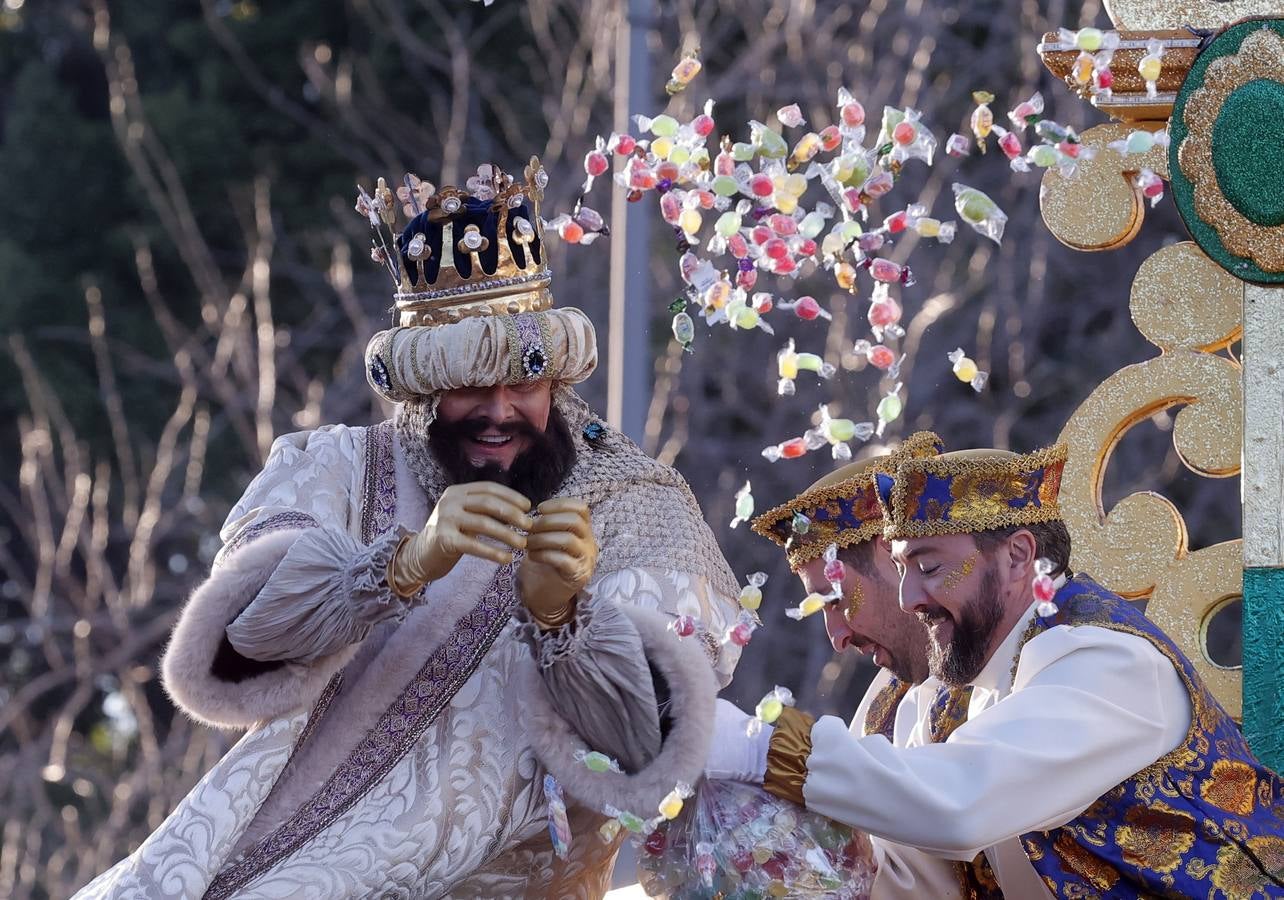 Una lluvia de regalos y caramelos hizo las delicias de las miles de personas que esperaban el paso de los Reyes Magos en Sevilla