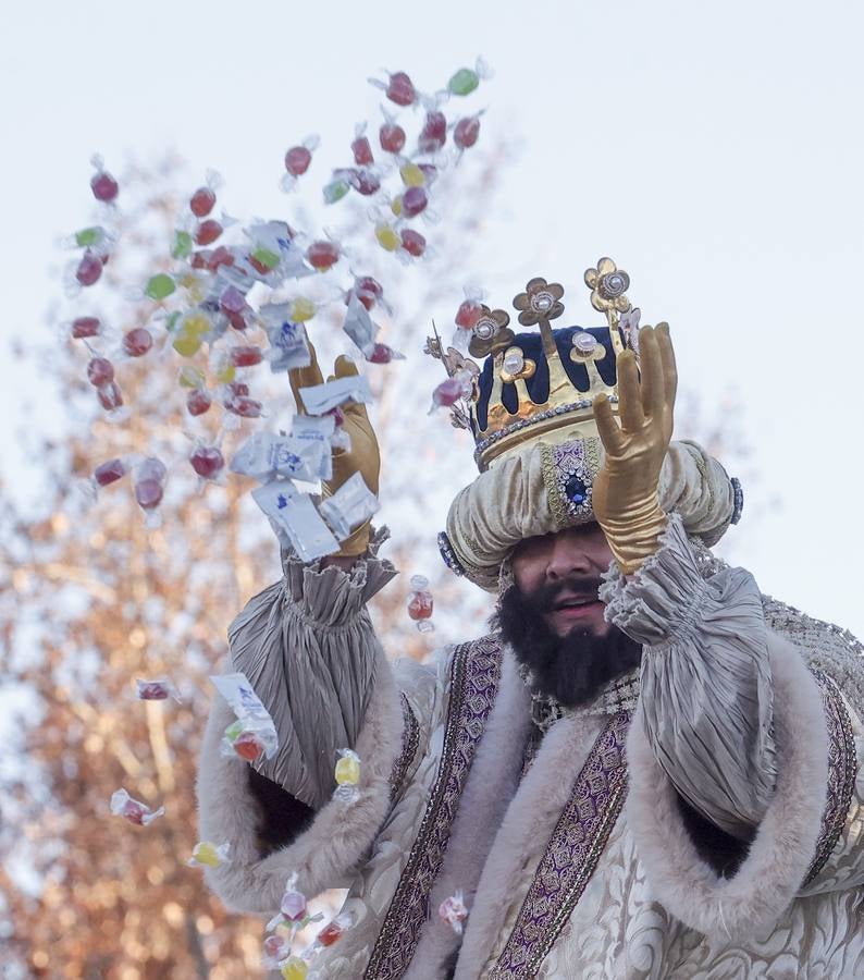 Una lluvia de regalos y caramelos hizo las delicias de las miles de personas que esperaban el paso de los Reyes Magos en Sevilla
