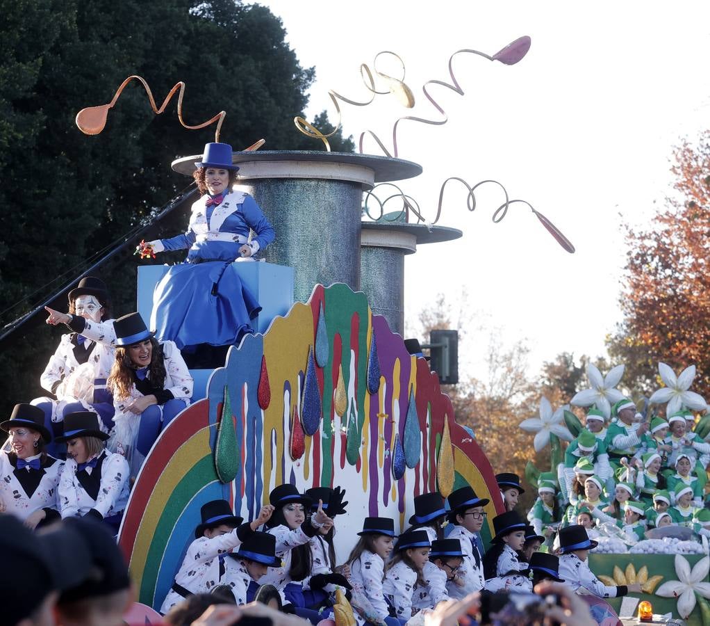 Una lluvia de regalos y caramelos hizo las delicias de las miles de personas que esperaban el paso de los Reyes Magos en Sevilla