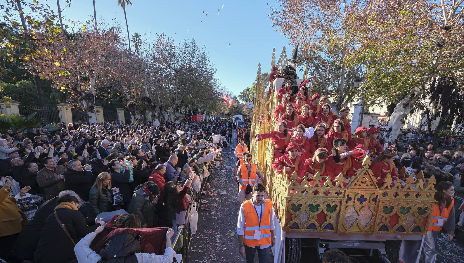 Una lluvia de regalos y caramelos hizo las delicias de las miles de personas que esperaban el paso de los Reyes Magos en Sevilla
