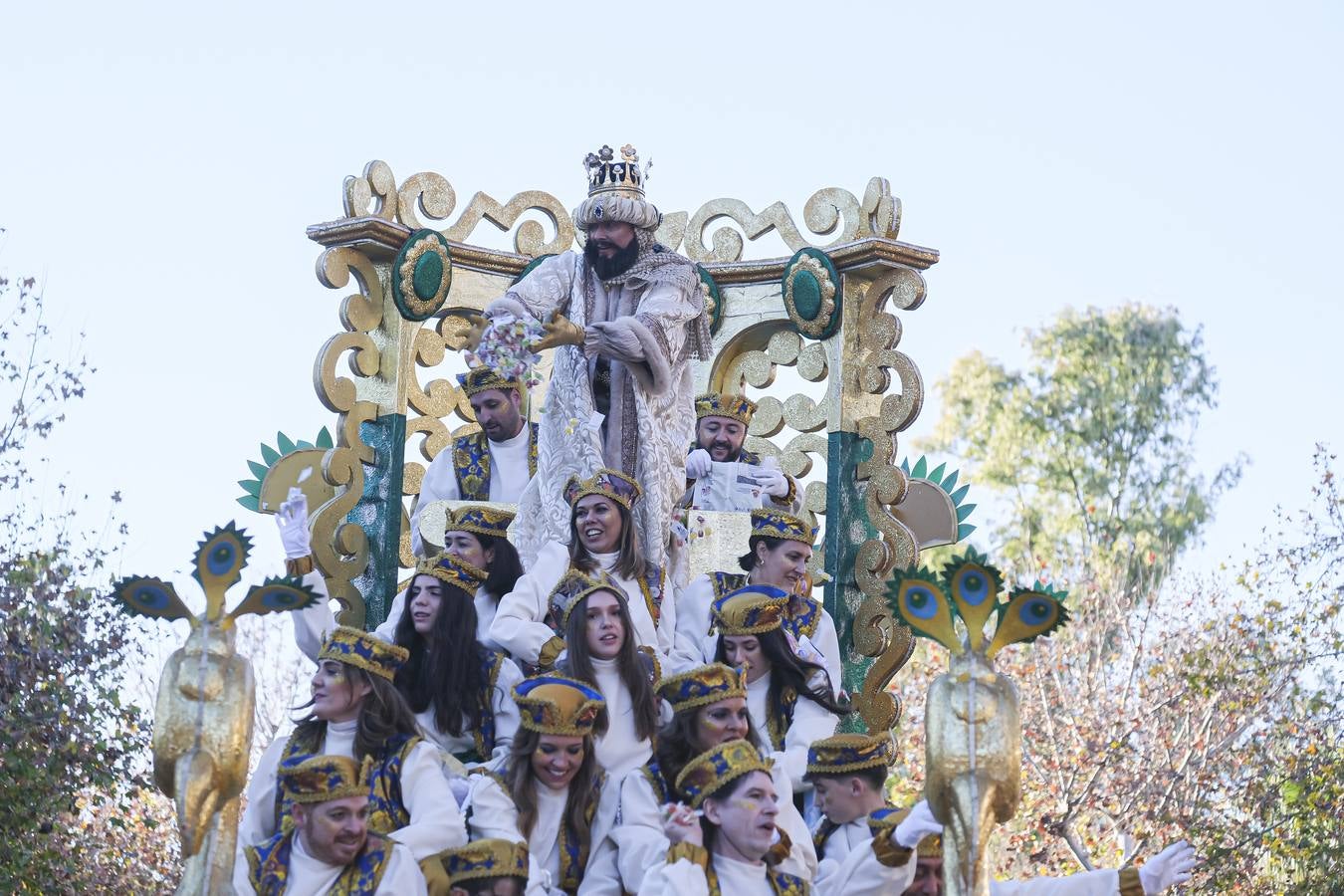 Una lluvia de regalos y caramelos hizo las delicias de las miles de personas que esperaban el paso de los Reyes Magos en Sevilla