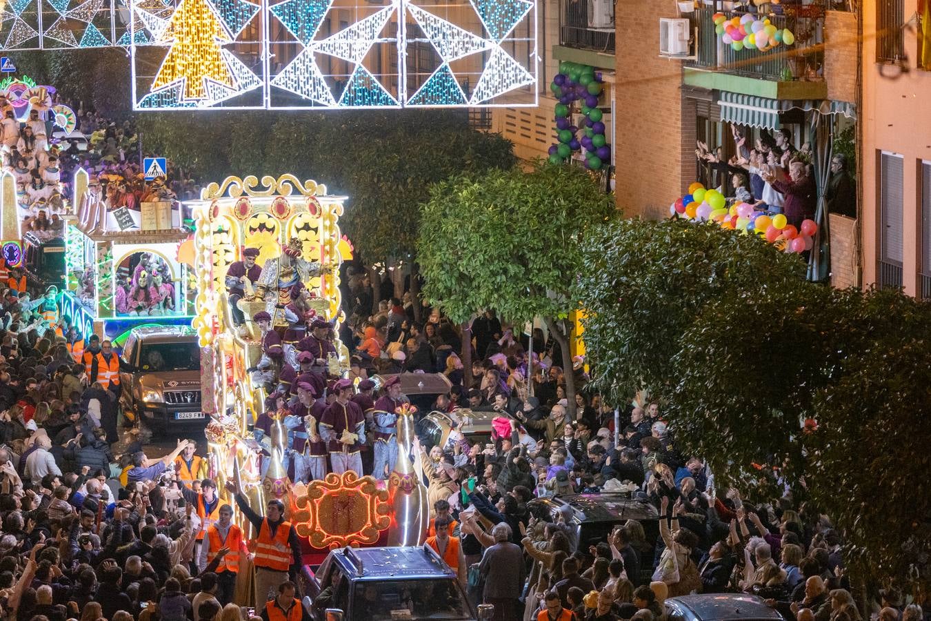 Una lluvia de regalos y caramelos hizo las delicias de las miles de personas que esperaban el paso de los Reyes Magos en Sevilla