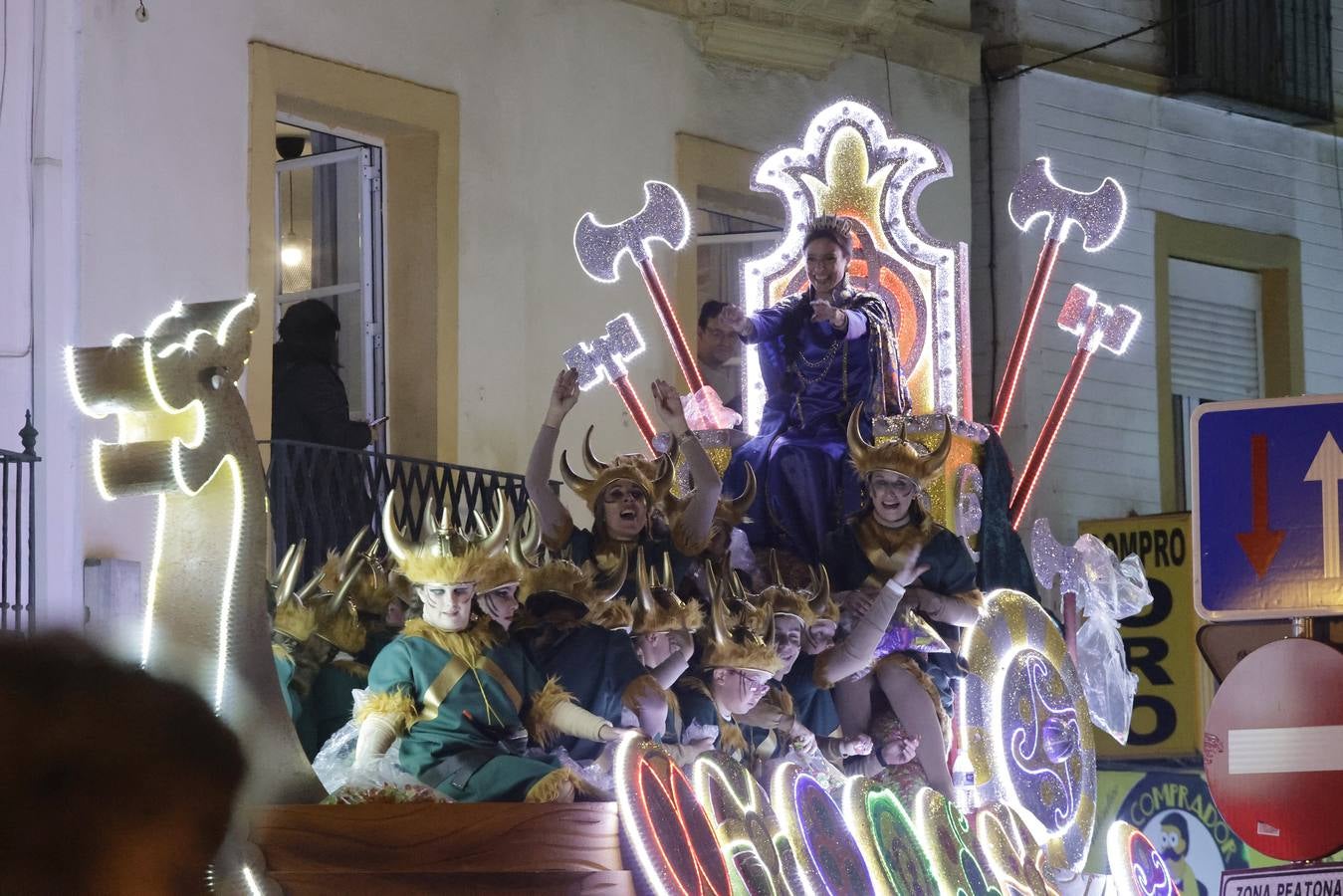 Una lluvia de regalos y caramelos hizo las delicias de las miles de personas que esperaban el paso de los Reyes Magos en Sevilla