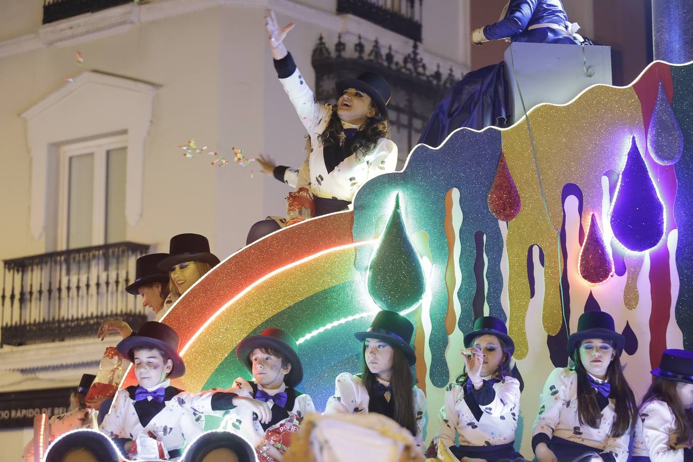 Una lluvia de regalos y caramelos hizo las delicias de las miles de personas que esperaban el paso de los Reyes Magos en Sevilla