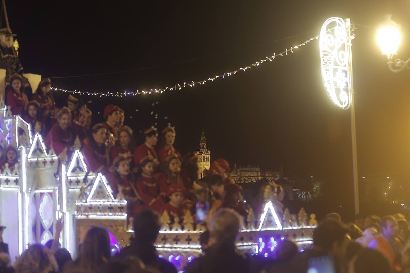 Una lluvia de regalos y caramelos hizo las delicias de las miles de personas que esperaban el paso de los Reyes Magos en Sevilla