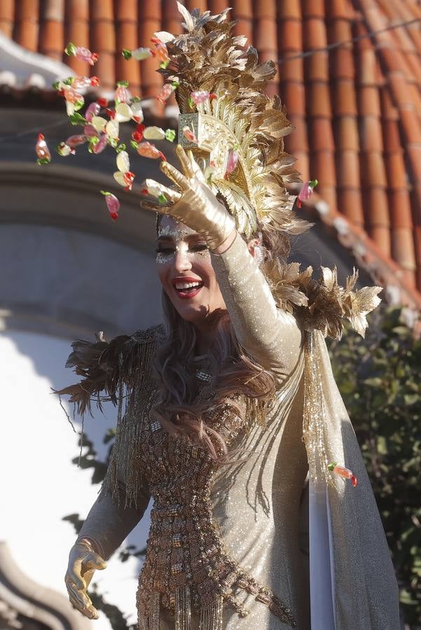 Una lluvia de regalos y caramelos hizo las delicias de las miles de personas que esperaban el paso de los Reyes Magos en Sevilla