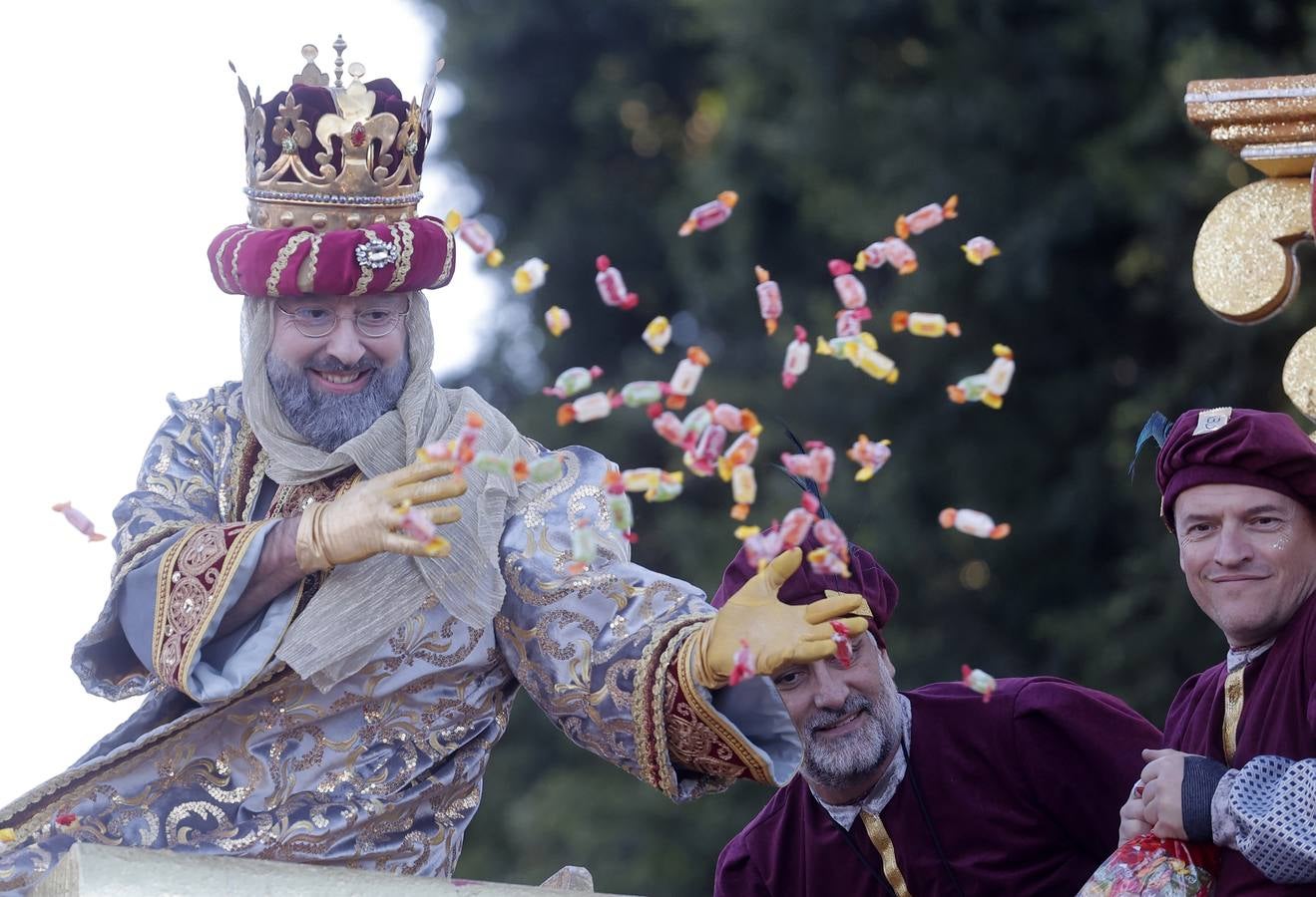 Una lluvia de regalos y caramelos hizo las delicias de las miles de personas que esperaban el paso de los Reyes Magos en Sevilla