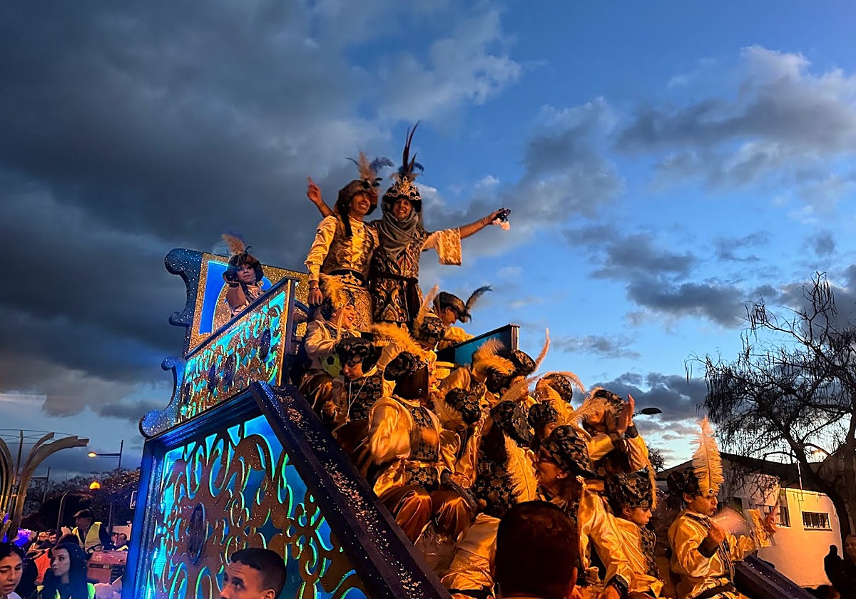 El Rey Melchor saludando a niños y mayores en la Cabalgata de Arahal