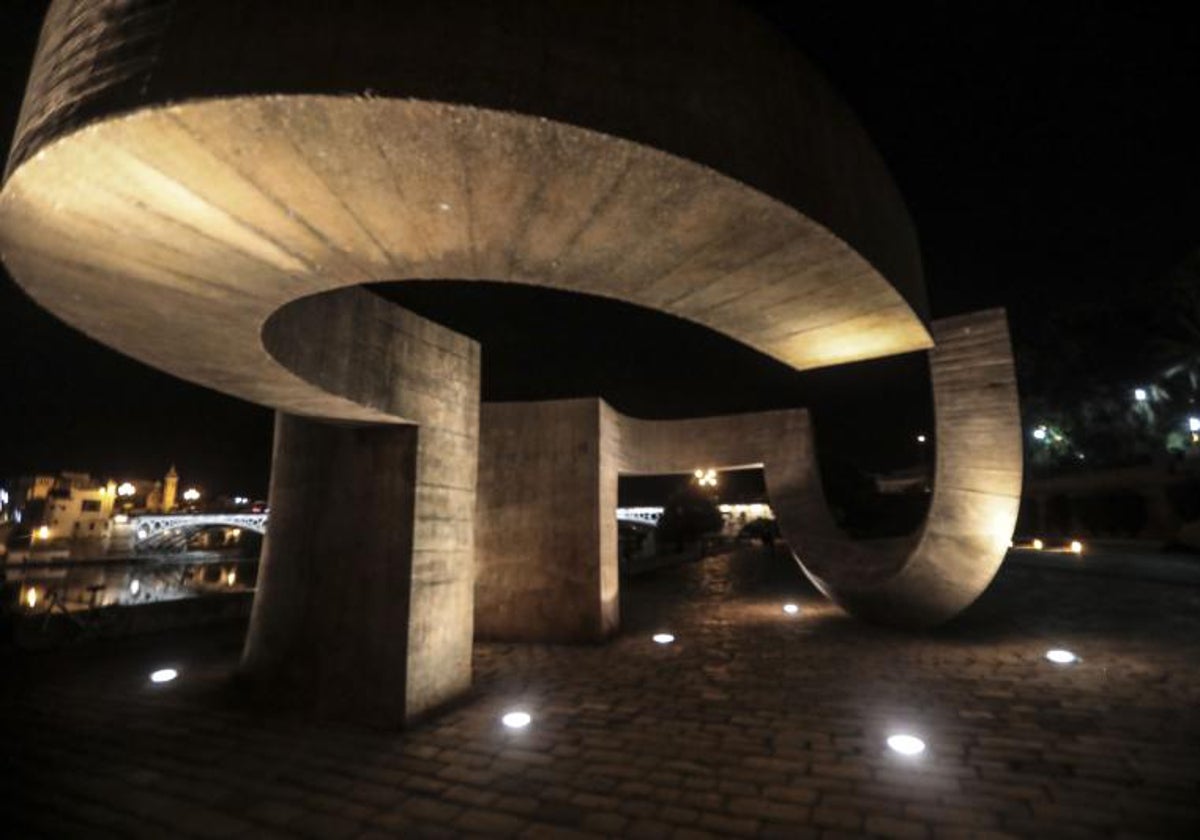 El 'Monumento a la Tolerancia' de Eduardo Chillida en el muelle de la Sal de Sevilla