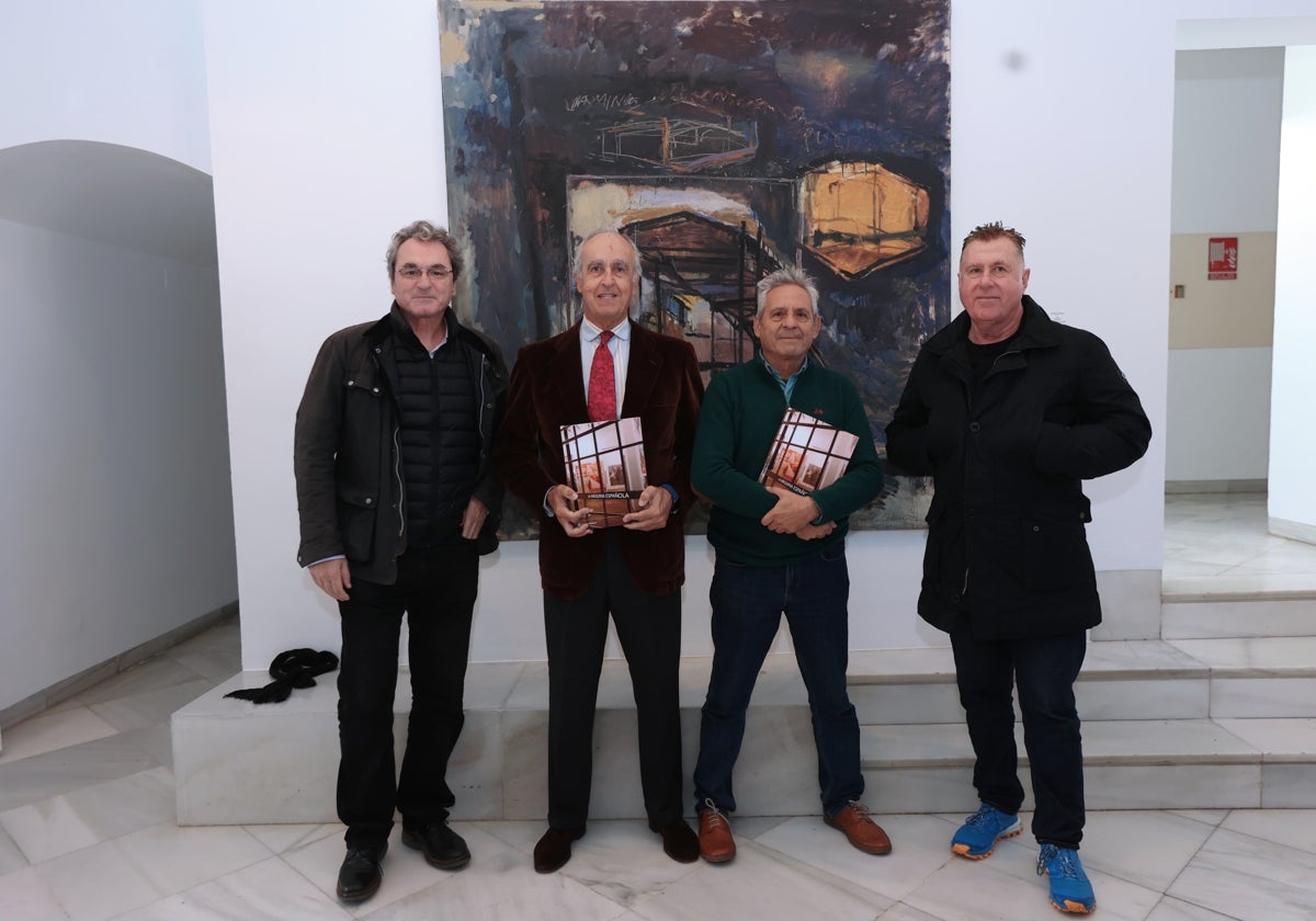 Eduardo Trías, fotógrafo en su época de La Máquina Española, el galerista Pepe Cobo y los artistas Patricio Cabrera y Federico Guzmán, ante un cuadro de Ricardo Cadenas