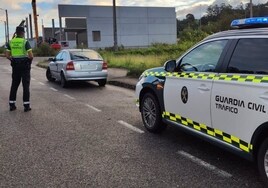 Un motorista sin carné se salta en Écija un control de la Guardia Civil tras haber consumido cocaína