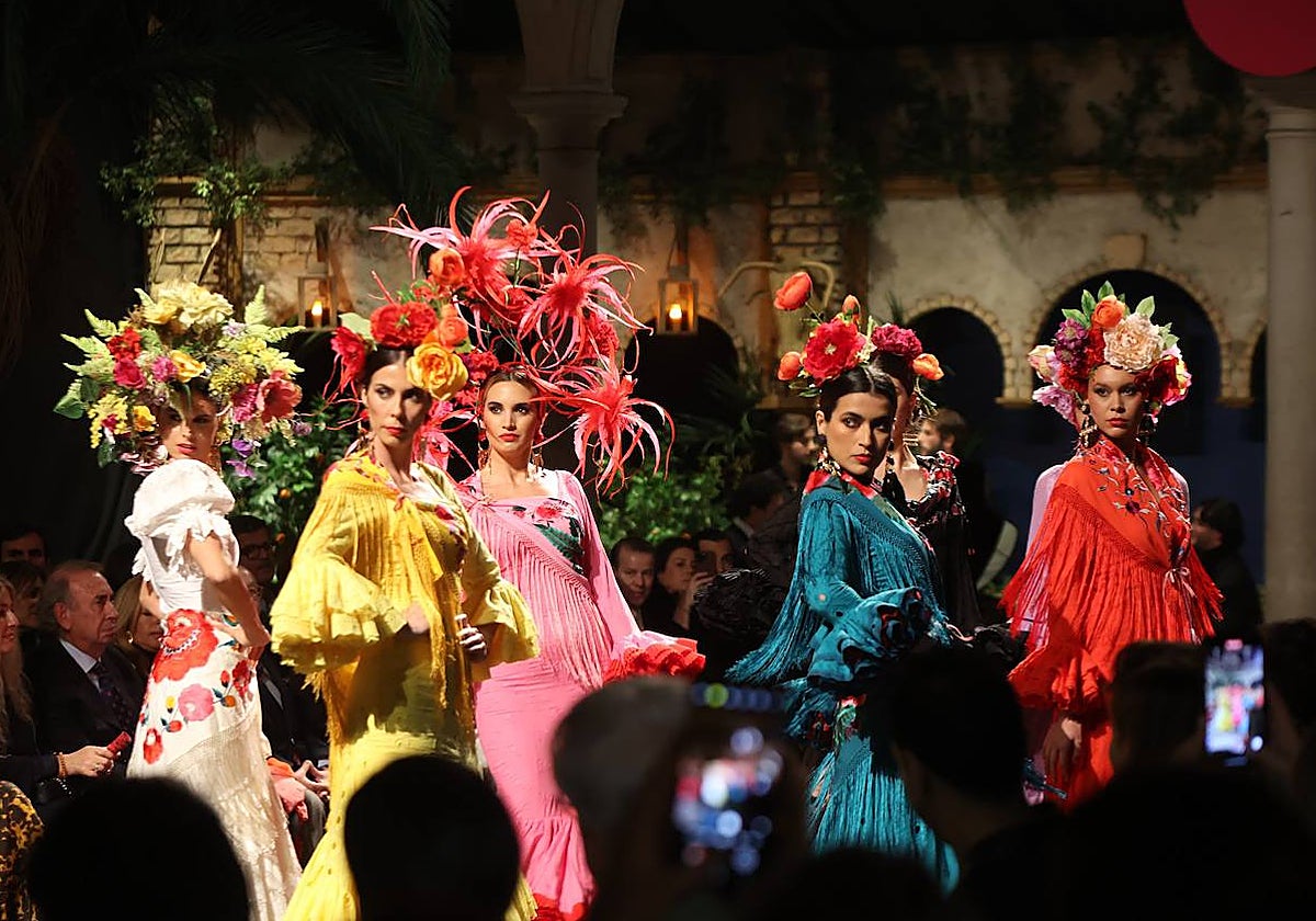 El desfile de Rocío Peralta con motivo de su 15 aniversario en la moda flamenca en Sevilla