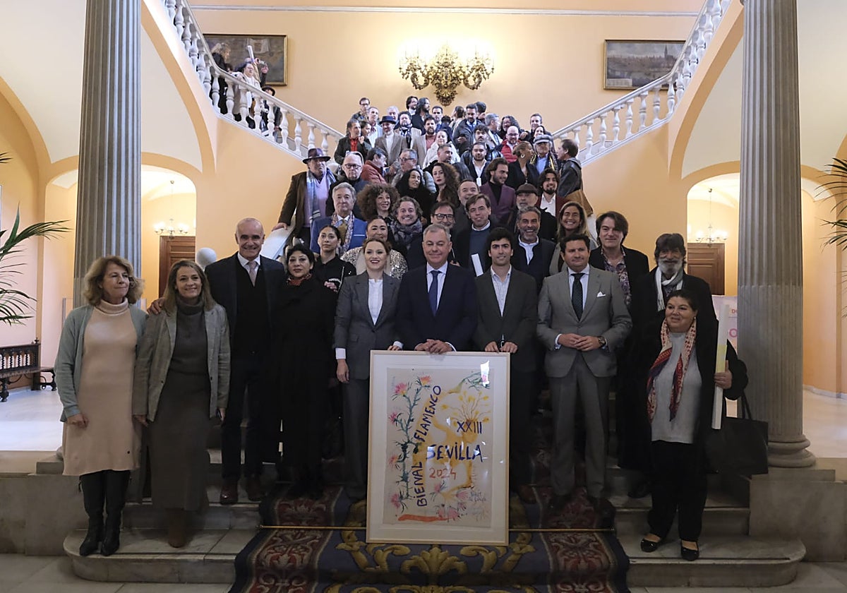 El alcalde y el director de la Bienal con flemancos que asistieron a la presentación del cartel en el Ayuntamiento