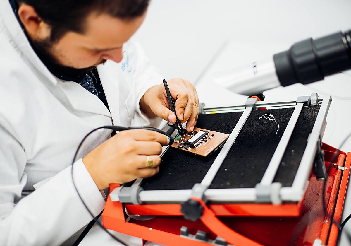 Un trabajo de Skylife manejando un dispositivo en una imagen de archivo