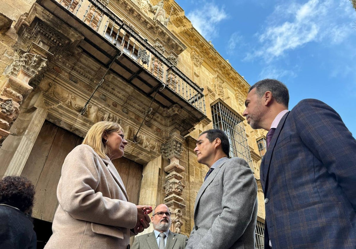 El consejero de Justicia, José Antonio Nieto, y la alcaldesa de Osuna, Rosario Andújar, han visitado este jueves el Palacio de los Cepeda