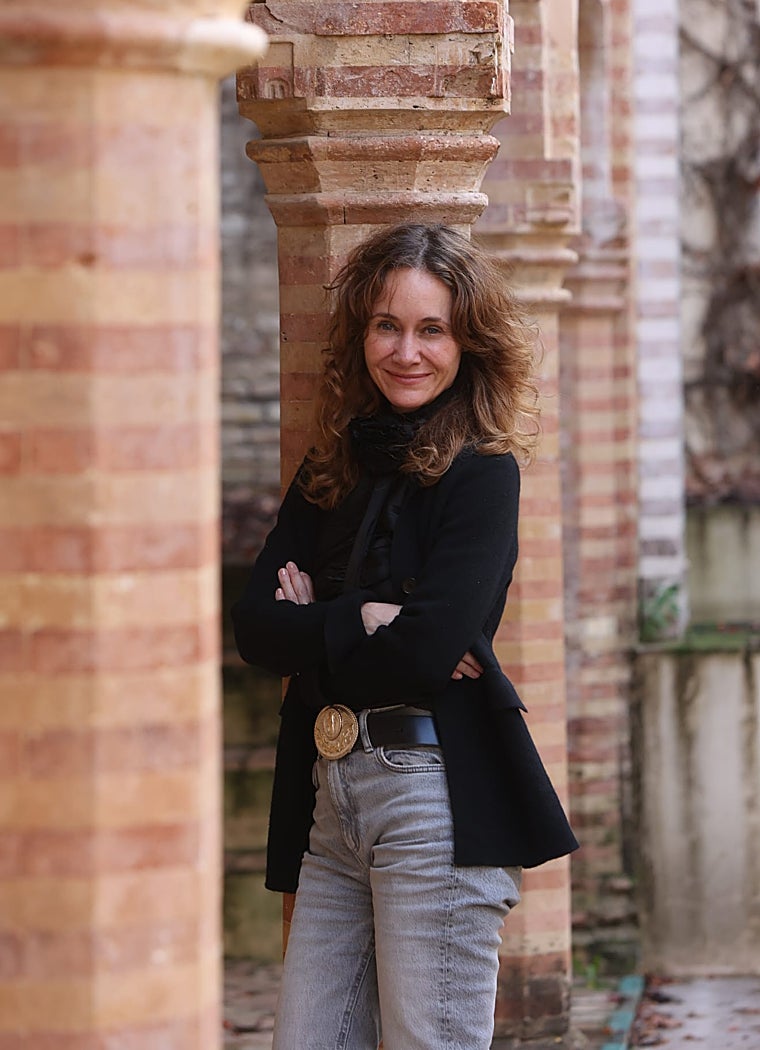 Jimena Blázquez en el patio junto a la iglesia del antiguo monasterio de la Cartuja, sede del CAAC