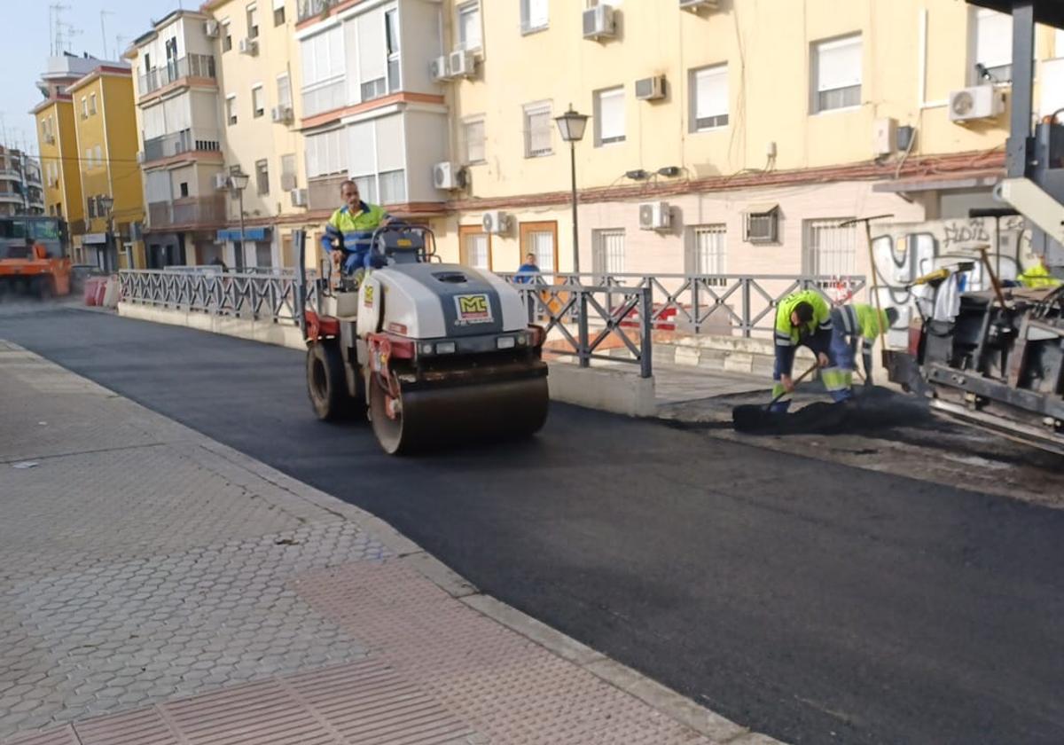 El Ayuntamiento de Sevilla inicia 30 obras de asfaltado en la capital