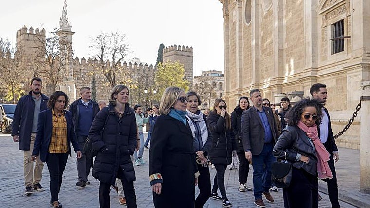 Hillary Clinton por la plaza del Triunfo