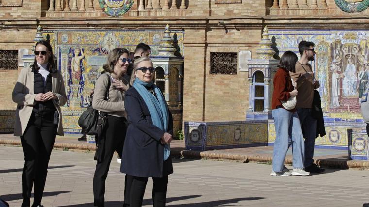 Hillary Clinton visita el Archivo de Indias y la Plaza de España en su tercera jornada en Sevilla