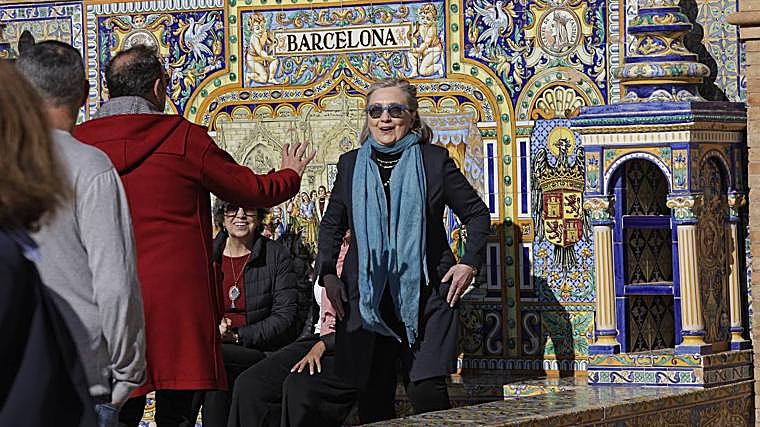 Hillary Clinton se arranca a bailar la &#039;Macarena&#039; de Los del Río en el Palacio de las Dueñas de Sevilla
