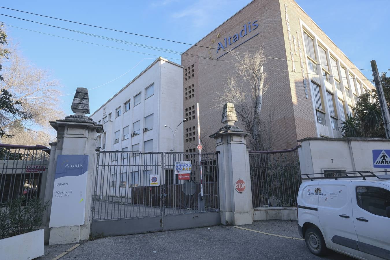 Los operarios y las grúas han comenzado ya las obras en la antigua fábrica de tabacos, junto al río