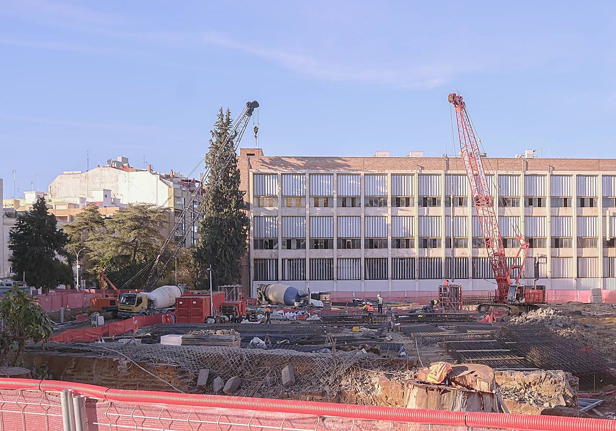 Los operarios y las grúas han comenzado ya las obras en la antigua fábrica de tabacos, junto al río
