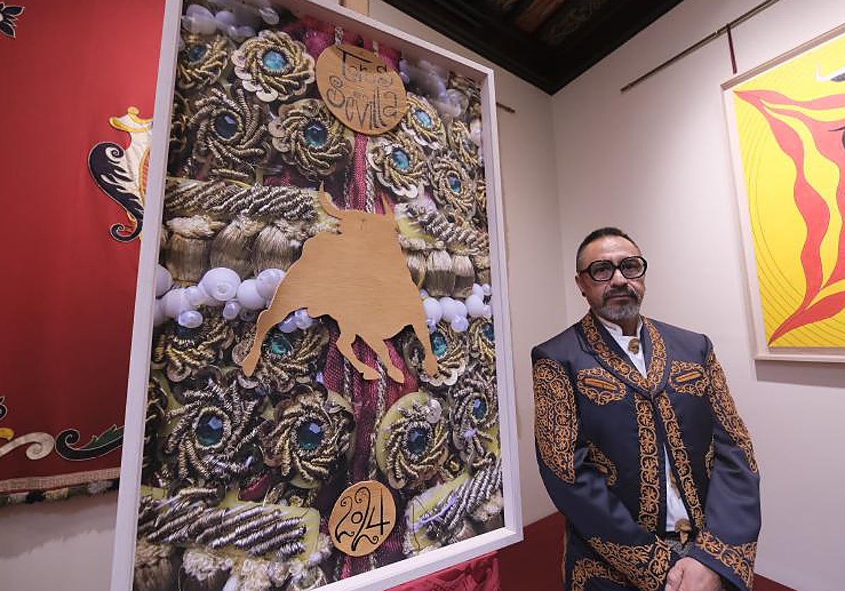 Abraham Cruzvillegas ante su obra, un collage realizado con fotografía y piel de toro