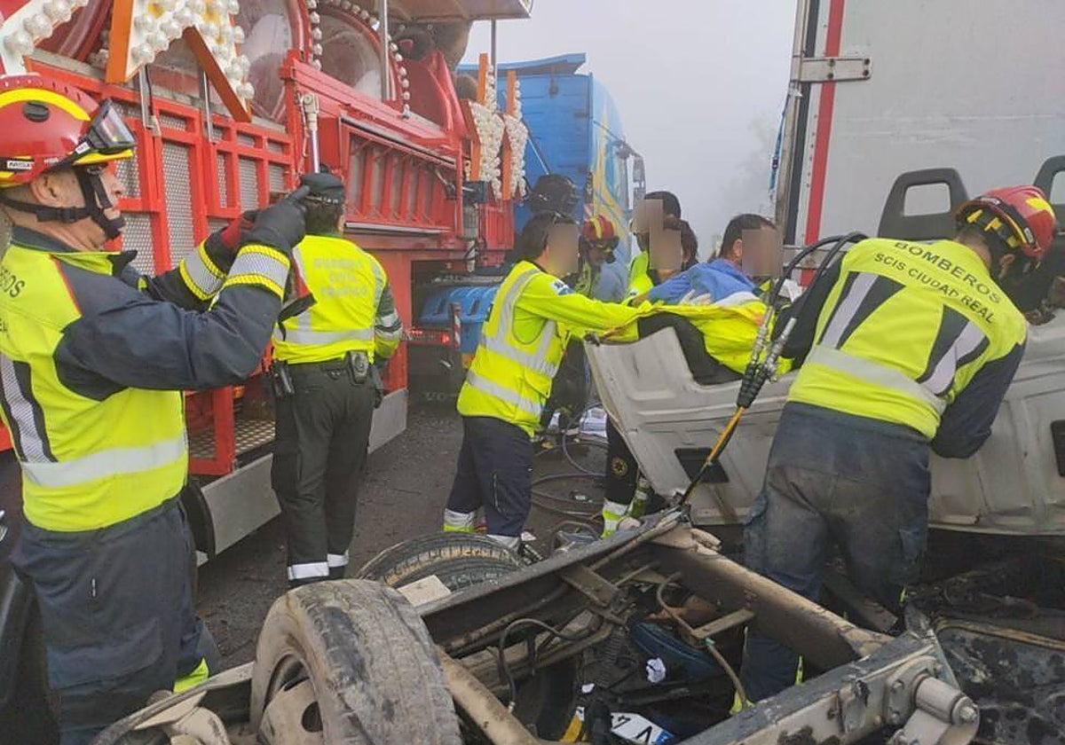 Los operativos de emergencias interviniendo en el accidente de Ciudad Real