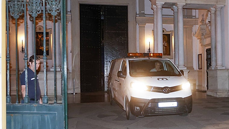 Furgoneta de Mémora con los restos del general Gonzalo Queipo de Llano y su esposa Genoveva Martí