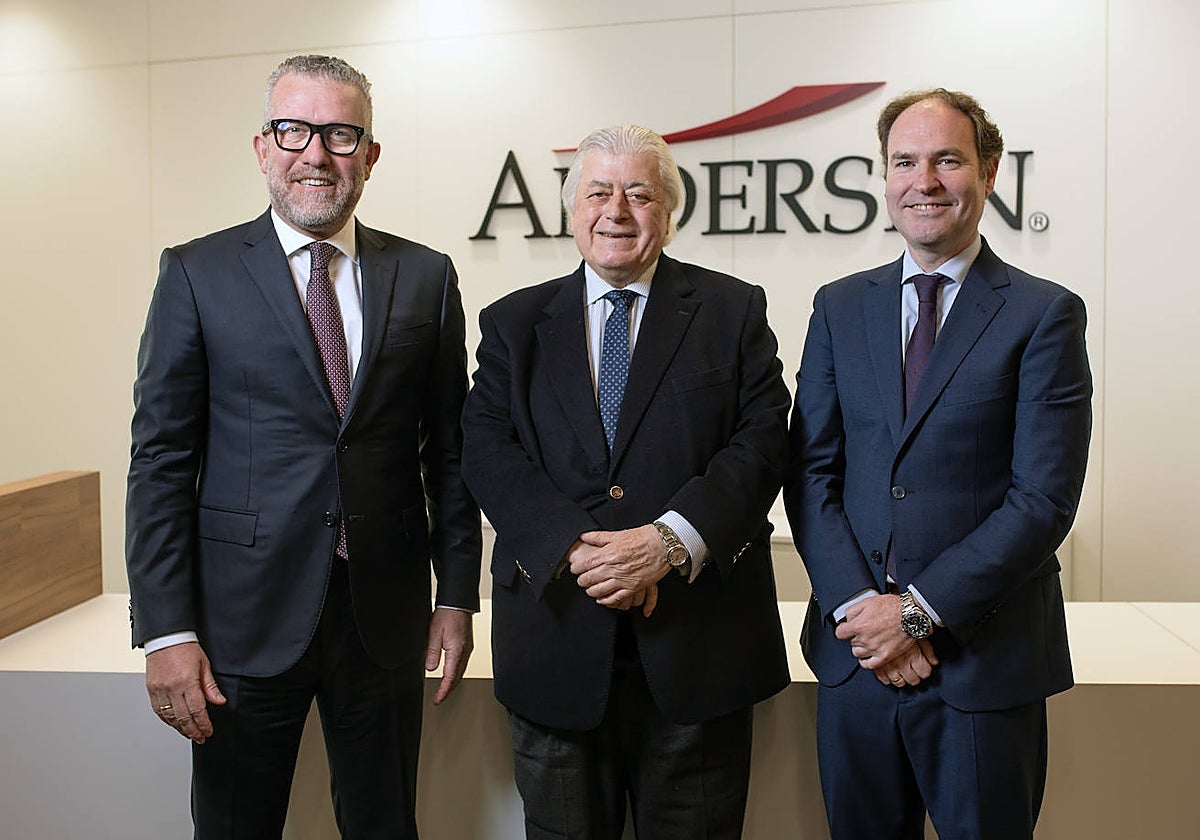 José Vicente Morote, socio director de Andersen en Iberia; Fernando Yélamos, 'Of Counsel' de la firma; y Tomás Rivero, socio y director en Sevilla