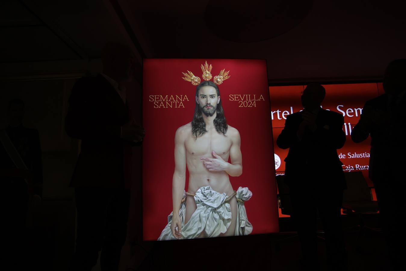 El cartel muestra a Jesús resucitado con un fondo rojo fiel al estilo de Salustiano García