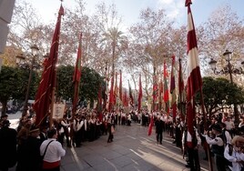 La Casa de León celebra su día con el vistoso desfile de los pendones en pleno casco histórico de Sevilla