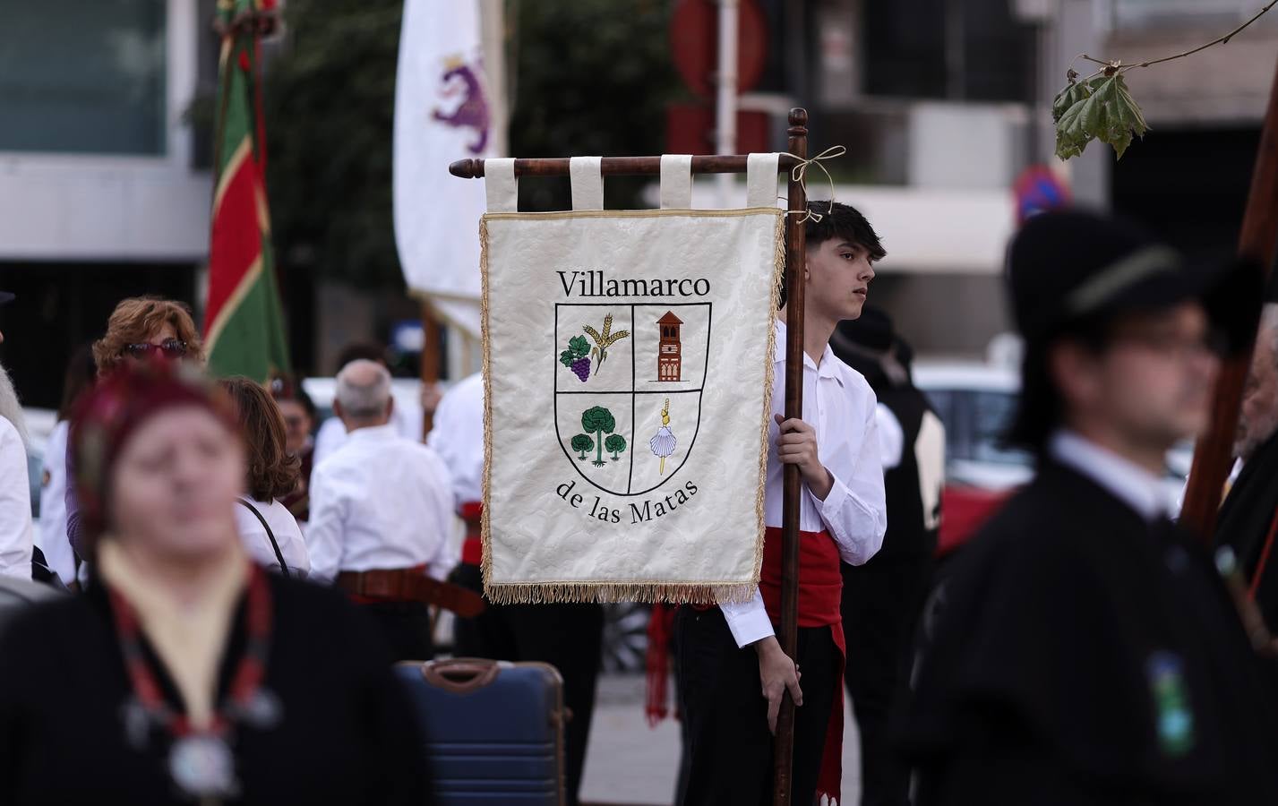 Diferentes imágenes del desfile de pendones