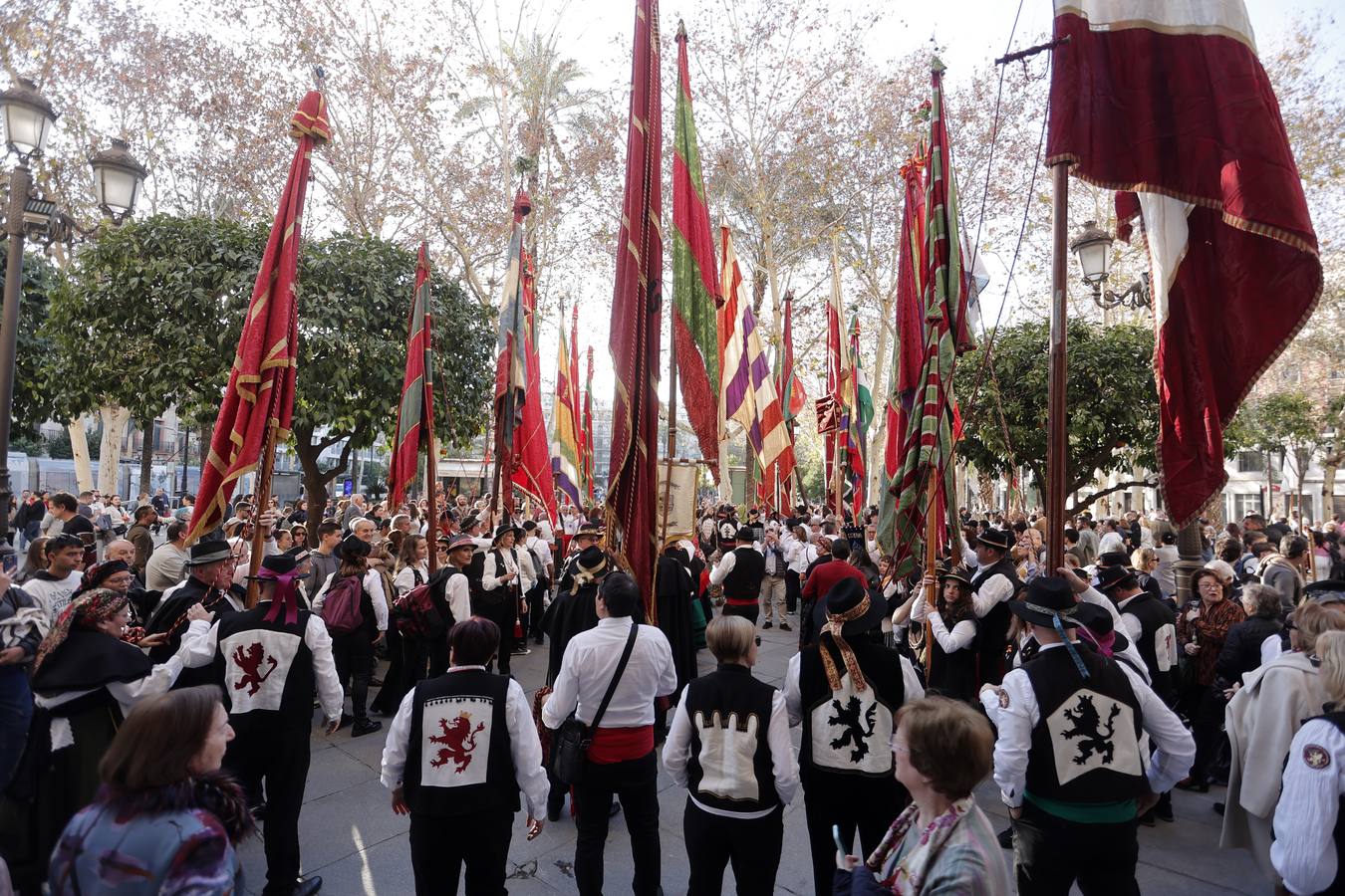 Diferentes imágenes del desfile de pendones