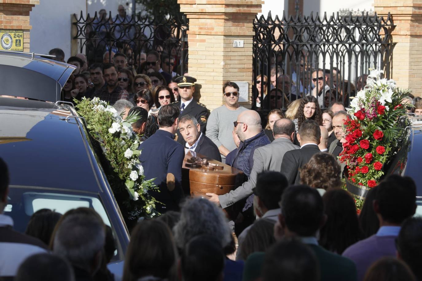 Multitudinario adiós a la familia de Morón fallecida en accidente de tráfico cuando viajaban para ver al Sevilla en Copa 