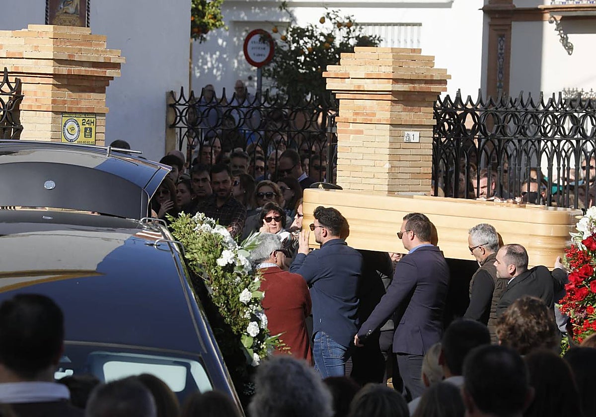 Multitudinario adiós a la familia de Morón fallecida en accidente de tráfico cuando viajaban para ver al Sevilla en Copa