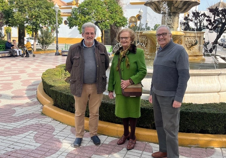 De izquierda a derecha, Juan Luis Durán, Pepi Rodríguez y Pedro Rodríguez han trabajado toda la vida en la fábrica de latas