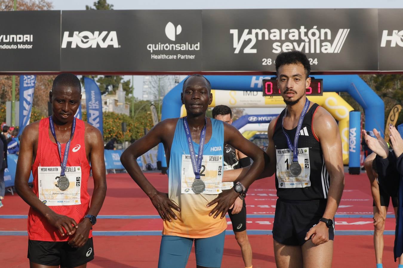 Instantes de los últimos metros de la prueba y los ganadores posando con sus trofeos