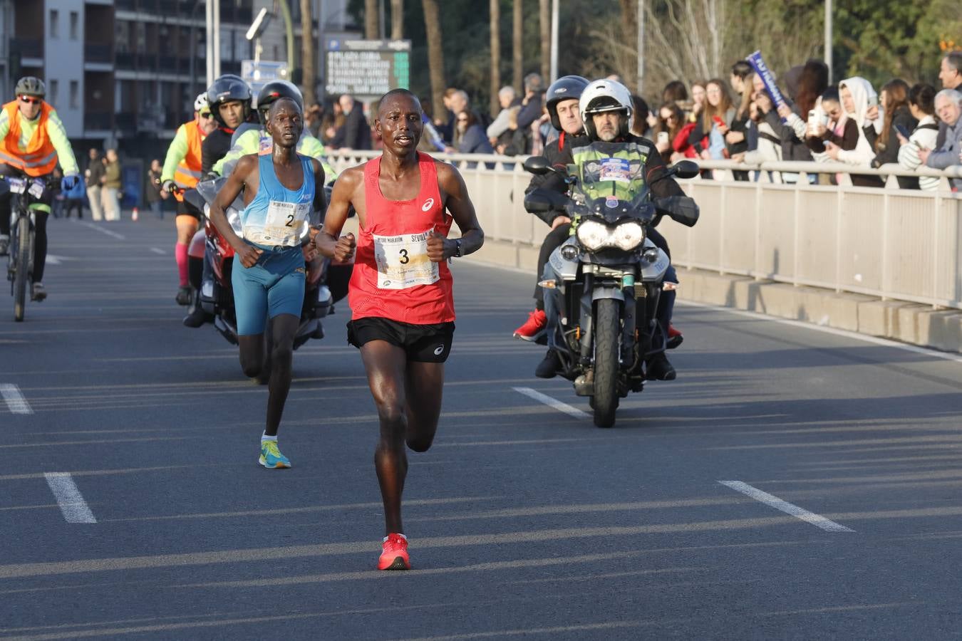 Instantes de los últimos metros de la prueba y los ganadores posando con sus trofeos