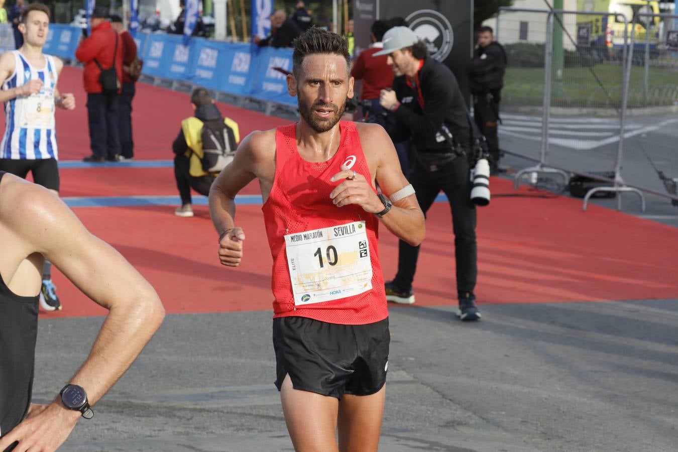 Instantes de los últimos metros de la prueba y los ganadores posando con sus trofeos