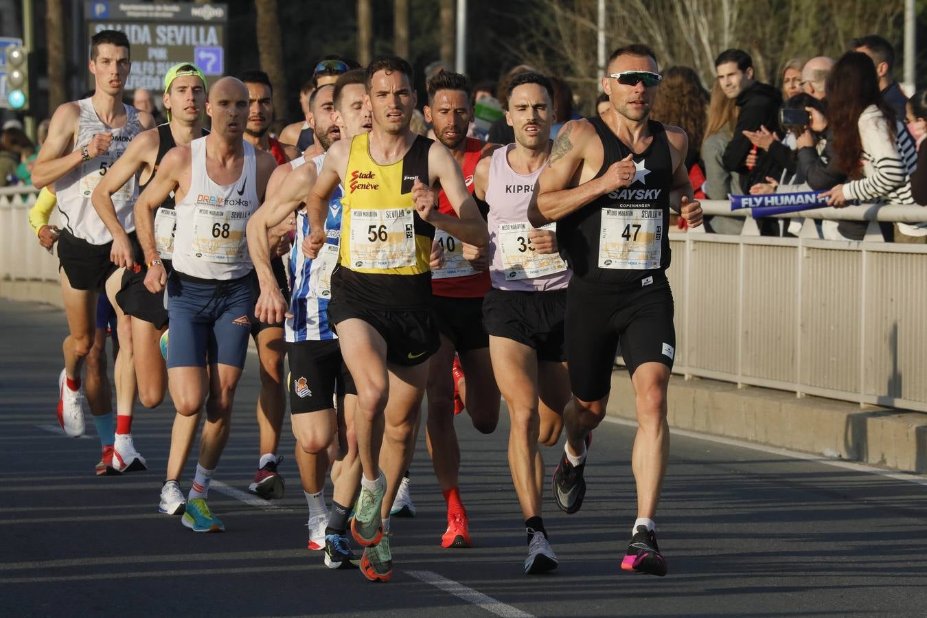 Instantes de los últimos metros de la prueba y los ganadores posando con sus trofeos