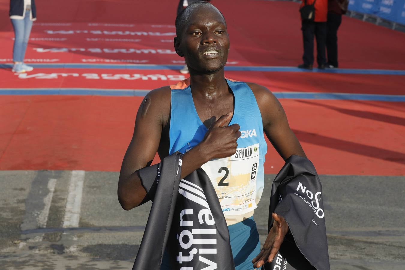 Instantes de los últimos metros de la prueba y los ganadores posando con sus trofeos