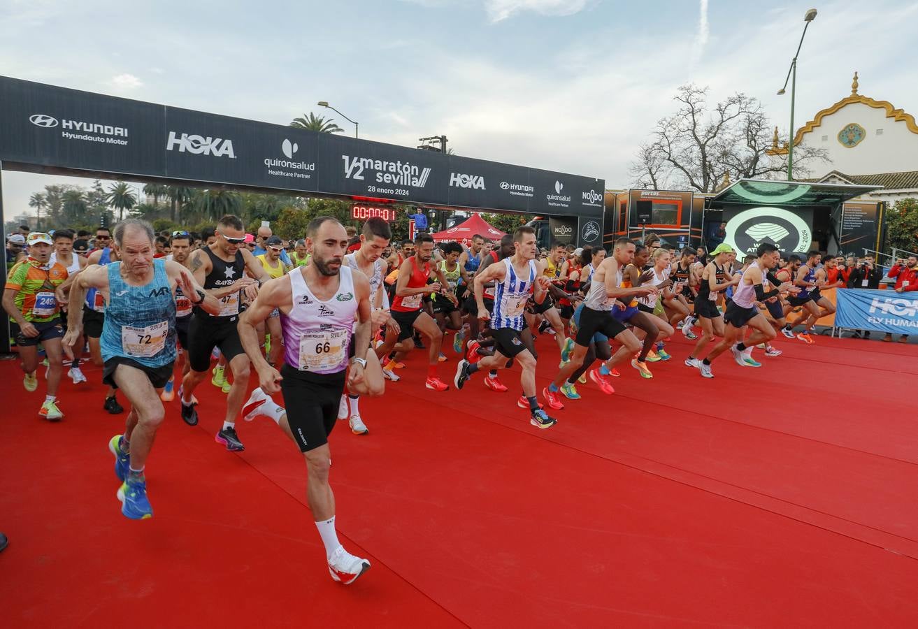 Instantes de los últimos metros de la prueba y los ganadores posando con sus trofeos