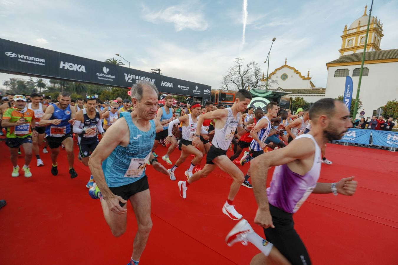 Instantes de los últimos metros de la prueba y los ganadores posando con sus trofeos