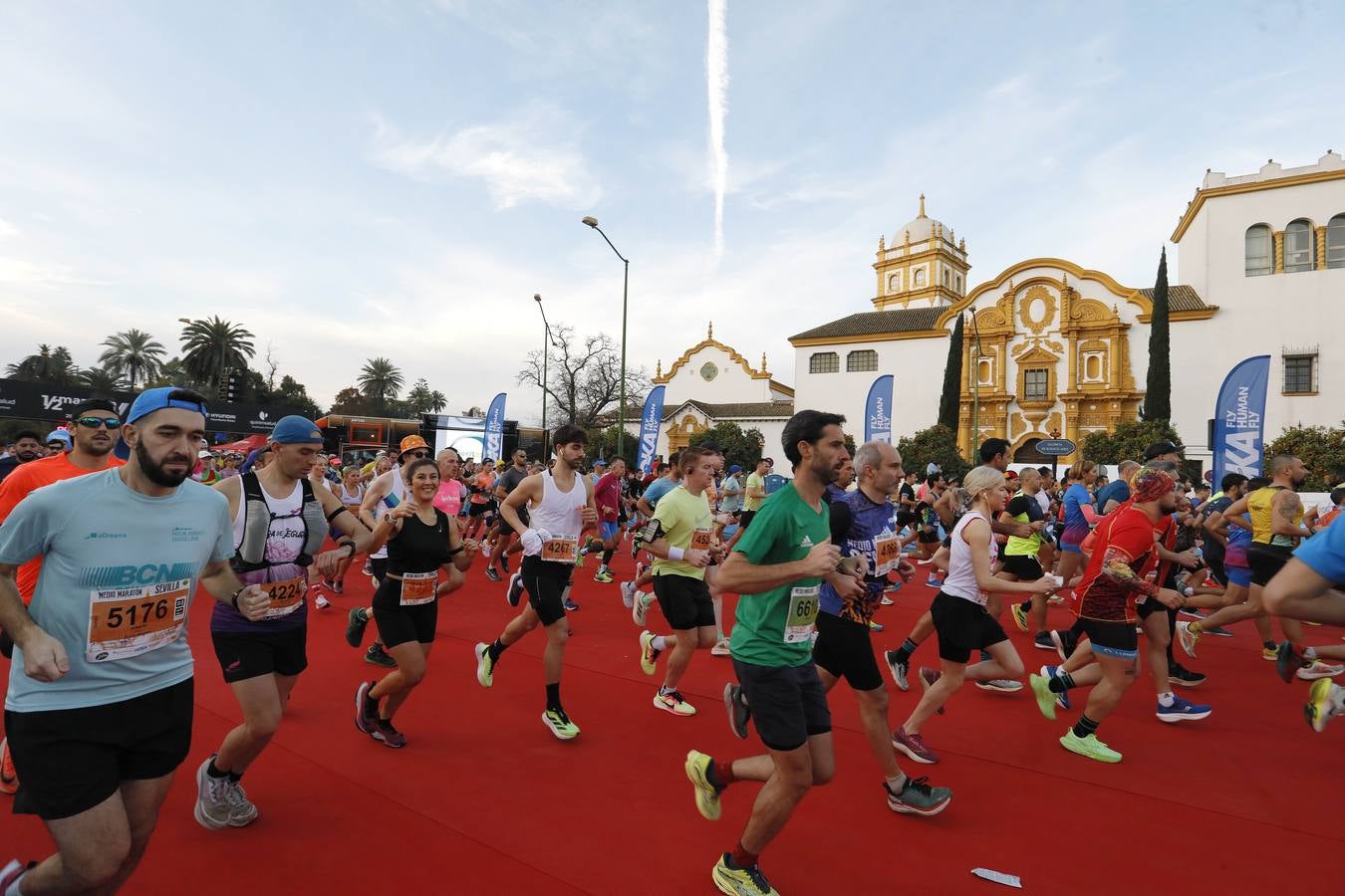 Instantes de los últimos metros de la prueba y los ganadores posando con sus trofeos