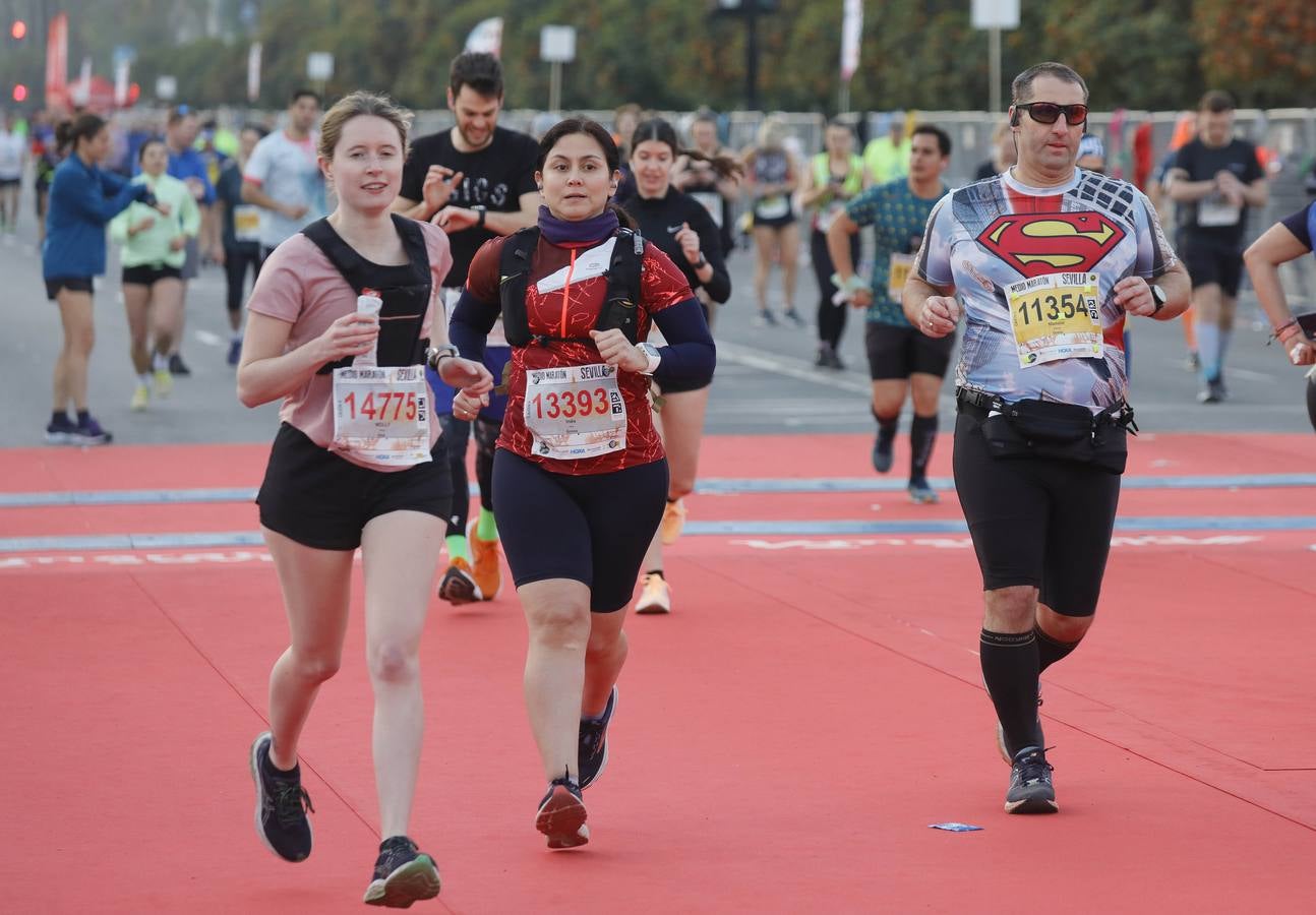 Instantes de los últimos metros de la prueba y los ganadores posando con sus trofeos