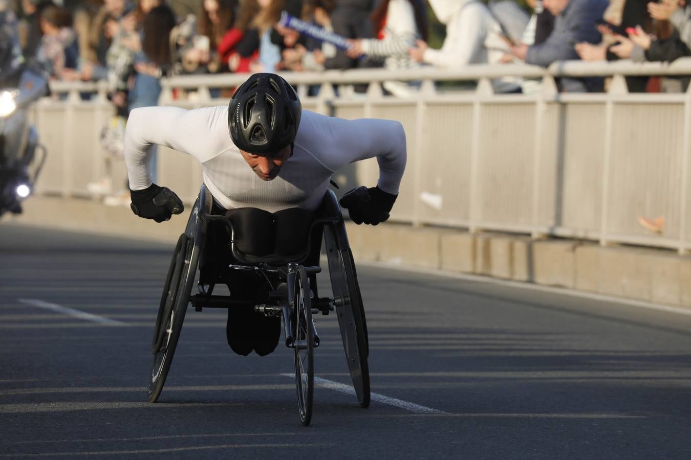 Instantes de los últimos metros de la prueba y los ganadores posando con sus trofeos