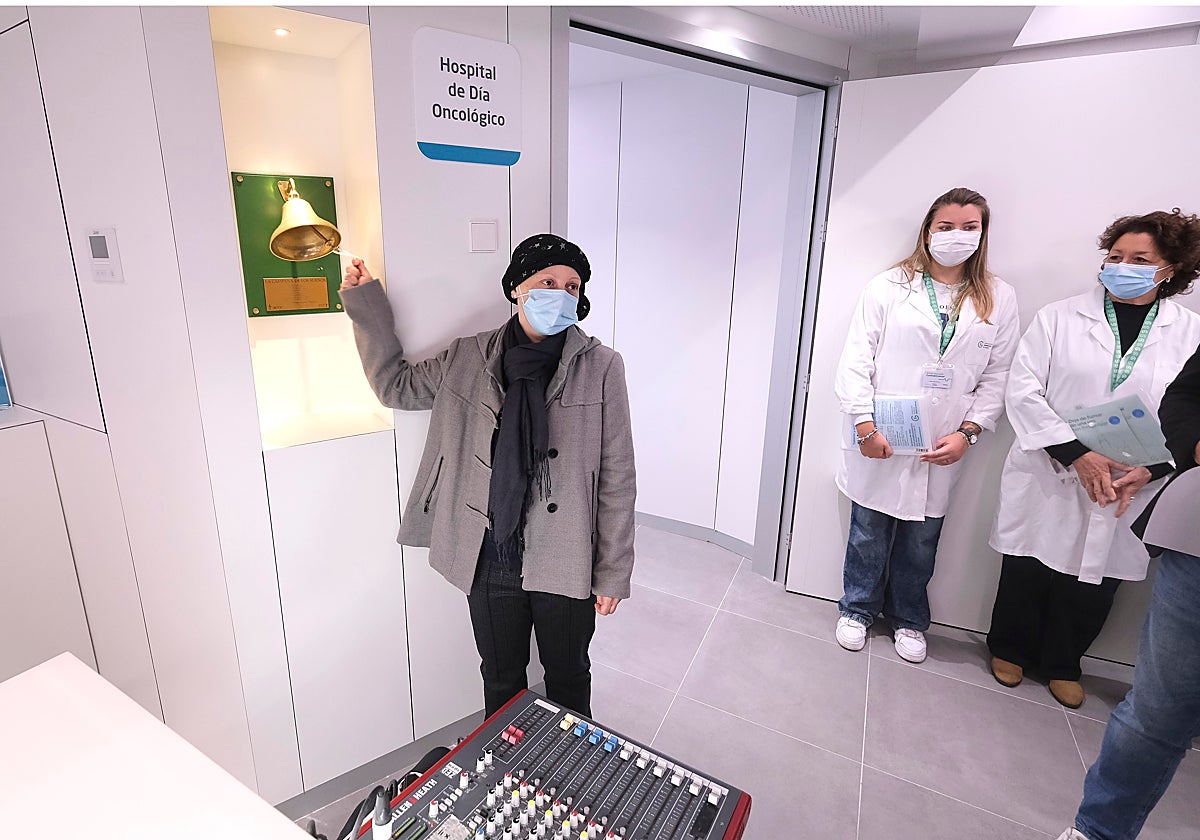 Pilar Raimundo toca la «campana de los sueños» tras finalizar su tratamiento contra su cáncer