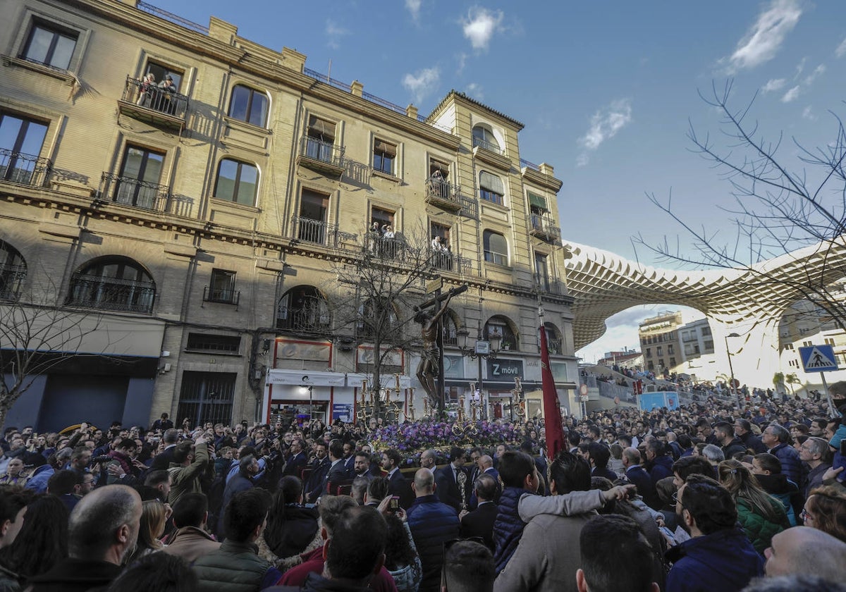 Imagen del vía crucis de las cofradías de Sevilla de 2023