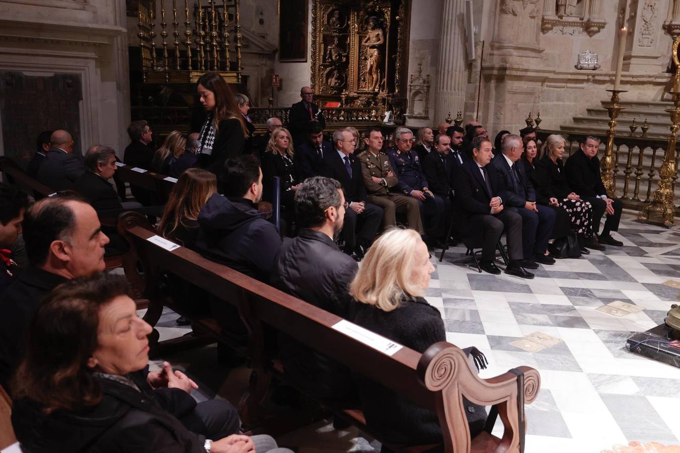La Capilla Real de la Catedral se llenó de familiares, amigos y compañeros de Alberto y Ascen